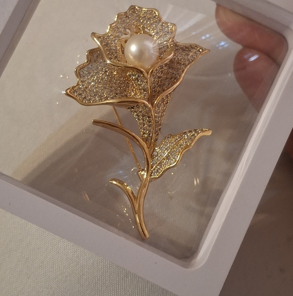 Majestic Lily Pearl Gold flower brooch with crystals and genuine pearl